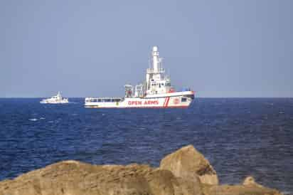 Italia permitió que un barco de bandera española de una organización no gubernamental con 265 migrantes rescatados a bordo anclara en las afueras de Sicilia el lunes. (ARCHIVO) 
