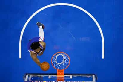 Joel Embiid anotó 14 puntos y bajó 11 rebotes en la victoria de los 76'ers 118-101 sobre Hornets, con lo que se pusieron con marca de 6-1. (AP)