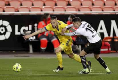 Con tantos de Gómez y Lozano, Valencia y Cádiz igualaron a un tanto en el cierre de la jornada 17 en la Liga de España. (EFE)