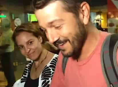 Tras unos días de descanso en Yucatán, Marina de Tavira y Diego Luna arribaron a la Ciudad de México, sin embargo, tuvieron un desordenado recibimiento con la prensa a la salida del Aeropuerto Internacional de la Ciudad de México (AICM). (Especial) 