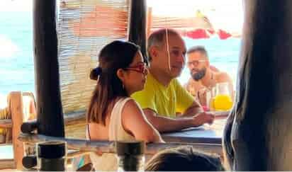 Rebeca Peralta Mariñelarena es la mujer con la que se ve al subsecretario de Salud, Hugo López-Gatell, en las imágenes captadas de sus vacaciones en Zipolite, Oaxaca. (ESPECIAL)