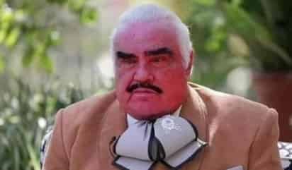 Durante una entrevista con su hijo y nieto, el cantante Vicente Fernández apareció con un 'justado' moño (CAPTURA)
