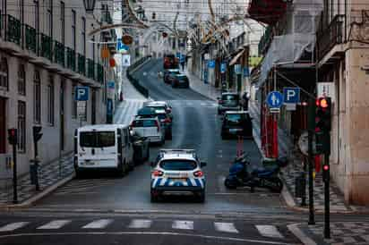 El Parlamento portugués aprobó hoy una nueva prórroga del estado de emergencia hasta el 15 de enero, a la espera de conocer el impacto que han tenido las fiestas en la epidemia y decidir los pasos a seguir el resto del mes. (ARCHIVO) 
