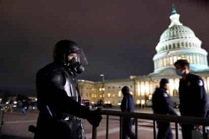 El Capitolio de EUA fue despejado este miércoles y se restableció la seguridad en su interior, más de tres horas después de que cientos de seguidores del presidente saliente, Donald Trump, irrumpieran en él por la fuerza, anunció el sargento de armas, encargado de la seguridad en la Cámara Baja. (ESPECIAL) 
