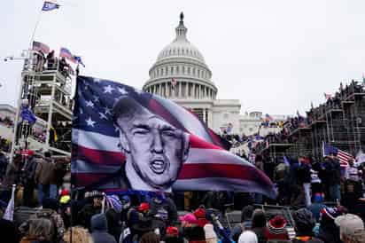 Twitter y Facebook bloquean  las cuentas del presidente de Estados Unidos, Donald Trump y retiran un vídeo de YouTube luego de que defendió el asalto en el Capitolio por sus simpatizantes, provocado por la inconformidad de los resultados de las elecciones  presidenciales de noviembre en 2020. (ESPECIAL) 
