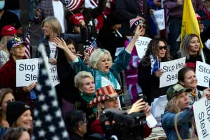 Grupos de manifestantes que apoyan al presidente Donald Trump se reunieron el miércoles frente a los capitolios estatales desde Georgia hasta Nuevo México, obligando a algunos funcionarios a evacuarlos, al tiempo que varias movilizaciones prorrumpieron en vítores cuando una multitud favorable al mandatario irrumpió en el Capitolio federal. (EFE)