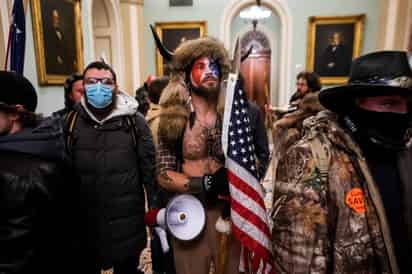 Fueron segundos, pero la escena se convirtió en símbolo de la violenta insurrección en el Capitolio de simpatizantes del presidente estadounidense, Donald Trump. (EFE)