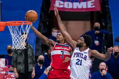 Bradley Beal (3) metió 60 puntos ayer, pero no fue suficiente para los Wizards, que perdieron 141-136 ante 76'ers de Filadelfia. (AP)