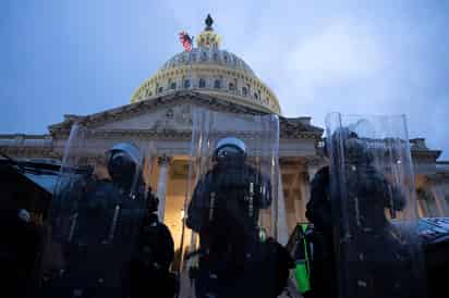 Las autoridades de Nueva York detuvieron a ocho personas en protestas contra el presidente saliente de EUA, Donald Trump, que se celebraron anoche en la Gran Manzana tras el asalto al Capitolio en Washington, y han recibido falsas amenazas de bomba en dos propiedades del magnate inmobiliario en la ciudad, informaron este jueves medios locales. (ARHCIVO) 
