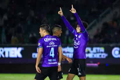 Carlos Vargas (d) celebra luego de marcar el segundo gol del Mazatlán, en la victoria de su equipo 3-2 sobre Rayos de Necaxa. (JAM MEDIA)