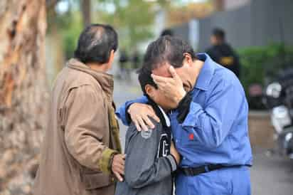 Los padres de familia acudieron inmediatamente por sus hijos tras enterarse del incidente. (ARCHIVO)