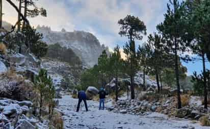 La jefa de Hidrometeorología del Organismo Cuenca-Golfo de la Comisión Nacional del Agua (Conagua), Jessica Luna Lagunes, señaló que en el caso del Cofre de Perote, ubicado a 40 kilómetros de la ciudad de Xalapa, la nieve llegó sólo a la parte más alta.
(ESPECIAL)