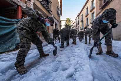 La ola de frío intenso y fuertes heladas que afecta a gran parte de España retarda la normalización de las poblaciones e infraestructuras más perjudicadas por las recientes grandes nevadas, como las ciudades de Madrid y Toledo, donde cientos de efectivos se afanan en despejar calles y carreteras para restablecer los servicios esenciales. (EFE) 