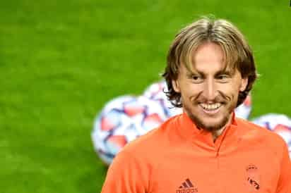 Luka Modric, centrocampista croata del Real Madrid, mantiene la confianza en que su compañero Eden Hazard muestre el nivel que exhibió en el Chelsea y afirmó en la víspera del estreno en la Supercopa de España, que 'demostrará el gran jugador que es'. (ESPECIAL) 
