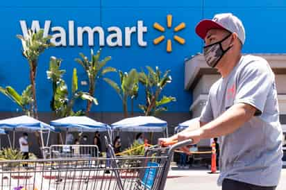 Como parte de las propuestas que ha hecho el sector privado para apoyar al gobierno federal en la aplicación de la vacuna de COVID-19, Walmart ofreció sus estacionamientos a la Marina y Ejército para llegar a un importante número de población en el país. (ARCHIVO)