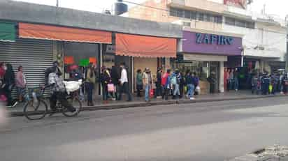 El centro de Saltillo lució con calles llenas en las tiendas y restaurantes, pese a la declaratoria de semáforo en rojo emitida ayer por la Secretaría de Salud federal. (EL SIGLO DE TORREÓN)
