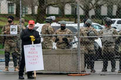 Estados Unidos despertó este domingo en tensión por la expectativa de protestas armadas en todo el país, pero el fuerte dispositivo de seguridad desplegado en decenas de ciudades pareció disuadir a los extremistas que habían amenazado con nuevos episodios violentos. (AGENCIAS)