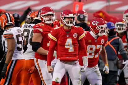 Chad Henne entró por Pat Mahomes y logró meter a los Jefes a la final de la Americana, tras vencer 22-17 a Browns. (AP)