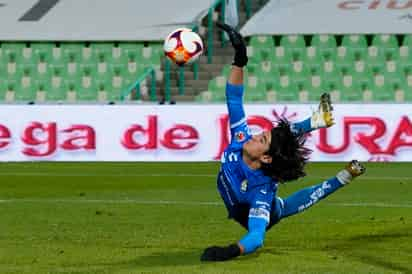 Carlos Acevedo le tapa un penal a Carlos González en la primera parte. (JM)
