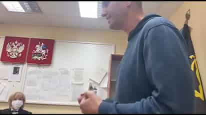 El líder opositor ruso, Alexéi Navalni, recibió hoy 30 días de prisión preventiva durante una vista judicial celebrada en las dependencias de la policía en las afueras de Moscú donde se encuentra desde que fue detenido anoche a su regreso de Alemania. (ARCHIVO)