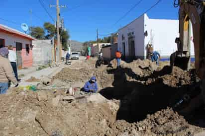 El Ayuntamiento de Cuatro Ciénegas y el Sistema Intermunicipal de Aguas y Saneamiento (Simas) repone más de 500 metros lineales de tuberías de agua potable y drenaje del primer cuadro de la ciudad, que se desintegraron debido a su antigüedad. (SERGIO A. RODRÍGUEZ)