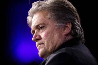 Steve Bannon, de 66 años, fue indultado tras ser acusado de defraudar a ciudadanos que donaron dinero para construir un muro en la frontera con México, uno de los proyectos emblemáticos de Trump.
(EFE)