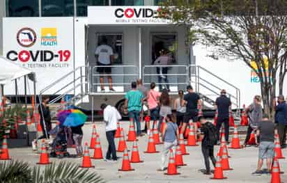 Estados Unidos cumplió este miércoles un año de la confirmación del primer caso en su territorio del nuevo coronavirus con más contagios y fallecidos por la enfermedad que ningún otro país y un nuevo presidente que se ha comprometido a poner freno al avance de la pandemia. (ARCHIVO) 