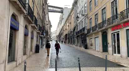 Portugal vive a partir de hoy un confinamiento más estricto para obligar a más ciudadanos a quedarse en casa, pero cuyas medidas son aún insuficientes para muchos especialistas, que suben el tono de sus críticas al mismo ritmo que crece el miedo a seguir batiendo récords diarios. (ARCHIVO) 