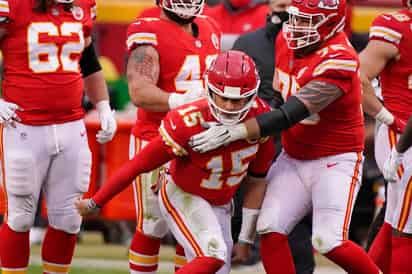 Patrick Mahomes tuvo que abandonar el juego del domingo contra los Browns de Cleveland debido a una conmoción cerebral; se espera que el mariscal de campo entrene de forma completa hoy o mañana y pueda jugar. (AP)