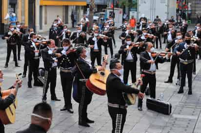 'Estamos vivos y a sus órdenes, la plaza de Garibaldi sigue viva', fue la frase de bienvenida y de batalla que el mariachi Víctor Sánchez López le ofreció a Efe, este jueves en el Día del Mariachi, uno de los sectores más azotados económicamente por la pandemia en México. (Especial)