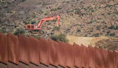 Días antes de que Joe Biden asumiera la presidencia de Estados Unidos, los equipos de construcción trabajaron rápidamente para concluir el muro ordenado por el presidente Donald Trump en un icónico parque transfronterizo con vistas al Océano Pacífico, que la entonces primera dama Pat Nixon inauguró en 1971 como un símbolo de la amistad internacional. (EFE)