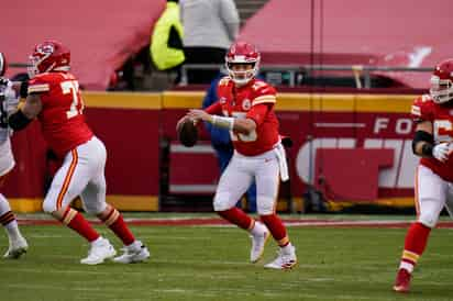 Patrick Mahomes entrenó ayer nuevamente, y está listo para el duelo de mañana ante Buffalo. (AP)