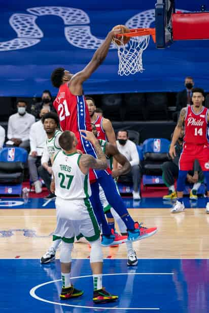 Joel Embiid (21) metió 38 puntos y bajó 11 rebotes, en la victoria de los 76'ers de Filadelfia 122-100 ante los Celtics de Boston. (AP)