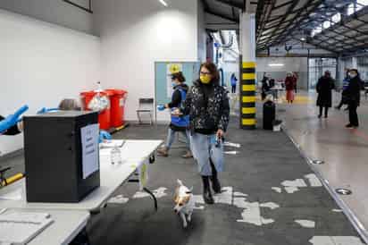 Los colegios electorales de Portugal continental y Madeira han cerrado a las 19:00 GMT para la primera vuelta de las elecciones presidenciales del país, celebradas en pleno confinamiento y que continuarán una hora más en Azores por la diferencia horaria. (EFE) 
