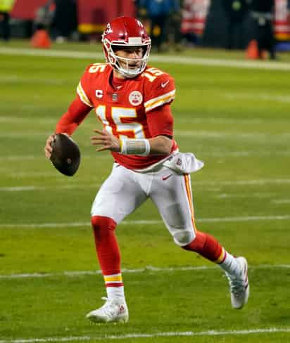 Patrick Mahomes, mariscal de los Jefes, tuvo un gran partido al lanzar para 325 yardas con tres envíos a la 'zona prometida'. (AP)