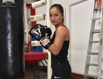 El boxeo en un inicio fue un pasatiempo para la carismática peleadora juarense Mirna Sánchez, quien a los 15 años pisó por primera vez un gimnasio, sin saber que aquellas vacaciones de verano cambiarían su vida de una forma positiva. (Cortesía) 