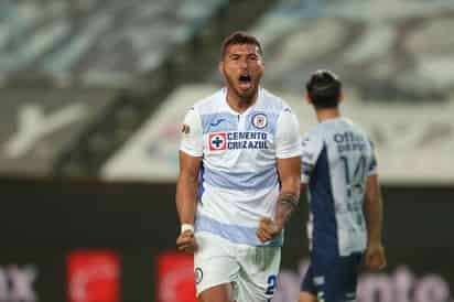 Juan Escobar celebra luego de marcar el único tanto del partido, en la victoria de Cruz Azul sobre los Tuzos de Pachuca. (EFE)