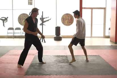 El entrenamiento se divide en dos partes; la primera, inspirada en las lecciones de “Mr. Miyagi”, mientras que la segunda es un poco más agresiva e intensa, al estilo del dojo Cobra Kai, bajo el sensei “Johnny Lawrence”. (Instagram @cobrakaiseries)