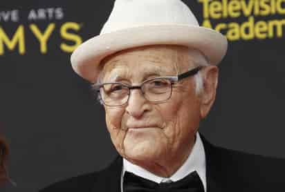 Norman Lear dejó su marca como un productor de televisión que se esforzó por explorar las relaciones de raza en series de comedia populares como All in the Family (Todo en familia) y Good Times. Ahora, los Golden Globes (Globos de Oro) le rendirán homenaje con su premio a la trayectoria para la TV.  (ARCHIVO) 