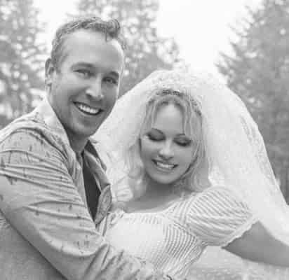 Pamela Anderson se abrió sobre su sexta boda con daily Mail para platicar de la experiencia que ha sido comenzar su vida al lado del constructor y guardaespaldas, Dan Hayhurst. (Especial) 