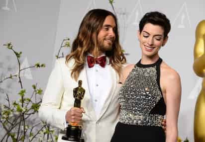 Anne Hathaway y Jared Leto, dos de los rostros más conocidos de Hollywood, han fichado por Apple para protagonizar una serie sobre los escándalos financieros que rodearon a la compañía de oficinas de cotrabajo ('coworking') WeWork. (ESPECIAL) 