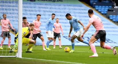 Gabriel Jesús se prepara para marcar el único gol del juego en la victoria del Manchester City sobre Sheffield United. (Agencias) 