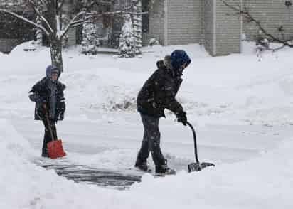 El noreste de Estados Unidos se apresta a soportar una feroz tormenta invernal que cubrirá la zona con una densa capa de nieve y obstruirá el transporte por varios días. (EFE)