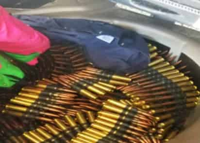 Con el apoyo de un canino, personal de la Administración General de Aduanas (AGA) en Reynosa, Tamaulipas, encontró 500 cartuchos calibre 50 para arma de fuego escondidos en la cajuela de un auto procedente de Texas, Estados Unidos. (ESPECIAL)