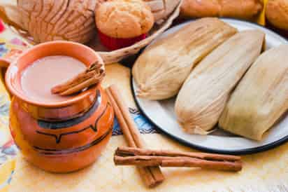 Sabemos que no hay mejor combinación que un tamal con atole, por ello, aquí te compartimos cinco recetas de atoles sencillas y deliciosas para que disfrutes en casa. (Especial) 