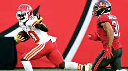 Tyreek Hill tuvo 3 anotaciones y 269 yardas en la victoria de Jefes sobre Bucaneros en la semana 12. (AP)