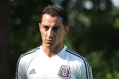 El mediocampista del Betis, Andrés Guardado, reveló que estaba preocupado por haber contagiado a alguien más. (ARCHIVO)