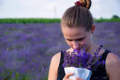 Seguramente alguna vez el perfume de quien estuvo sentado a tu lado te recordó a alguien más, o quizá compraste un postre sólo porque el olor te recordó a tu infancia. Esto se conoce como memoria olfativa, y es fundamental para la supervivencia humana. (ARCHIVO)