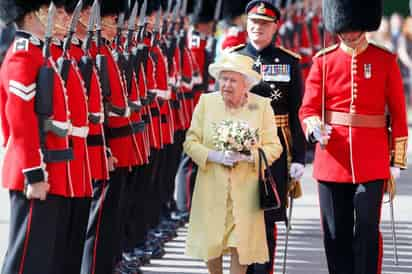 Se trata de una jornada más de trabajo, sin actividades especiales y de 'muy bajo perfil' para la monarca, de 94 años, según indican expertos en realeza, cuando ya solo queda un año para que llegue el llamado Jubileo de Platino, que subrayará un hito histórico al marcar sus 70 años como jefa de Estado.
(ARCHIVO)