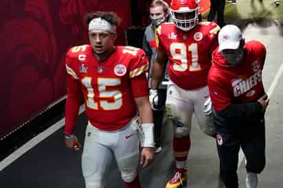 Patrick Mahomes no lanzó pases de anotación y tuvo 2 intercepciones. (EFE)